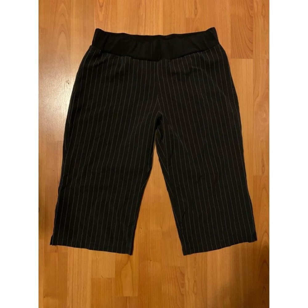 Julia’s Closet Maternity Black Pinstripe Shorts Small